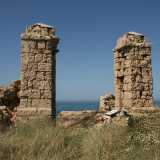 Da qui in poi il tragitto asfaltato si interrompe ed � possibile proseguire solo a piedi, in quella che � chiamata la zona delle �due colonne�, per l'esistenza dei resti di un�antico edificio in tufo che sembra fare da guardia al mare(foto di Ilaria Palumbo)